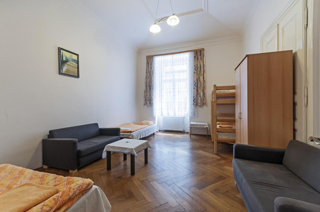 Gallery Hostel Praha Bagian luar foto