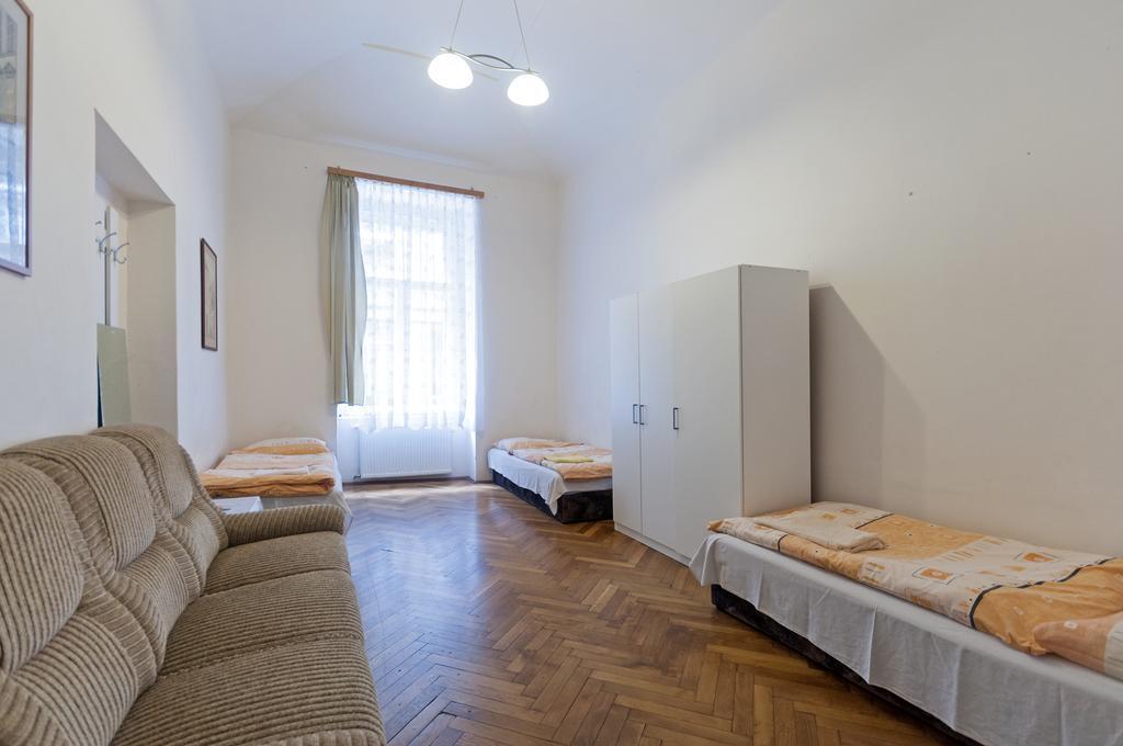 Gallery Hostel Praha Bagian luar foto
