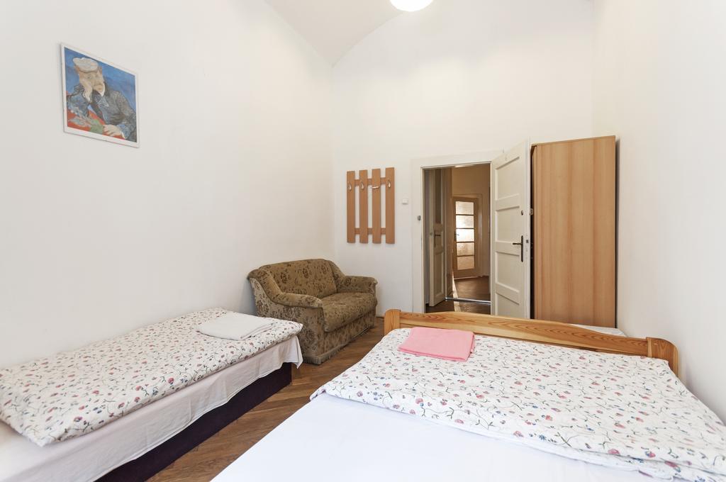 Gallery Hostel Praha Bagian luar foto