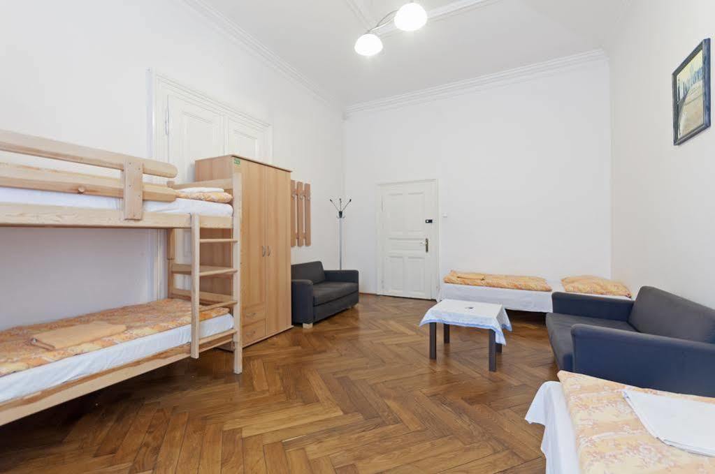 Gallery Hostel Praha Bagian luar foto